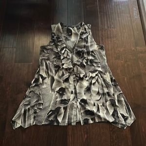 New York & Company black and white abstract floral sleeveless blouse